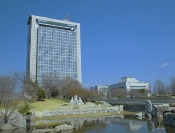 中央は、茨城県庁舎 左側は警察庁舎、右奥は県議会庁舎です。